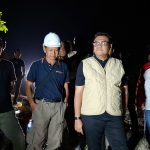 Bupati Kukar Aulia Rahman Basri saat meninjau langsung lokasi longsor.