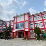 SMP Negeri 1 Tenggarong berada di Jalan Ki Hajar Dewantara, Kabupaten Kutai Kartanegara, Provinsi Kalimantan Timur