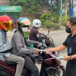 Pembagian Masker di simpang 3 pos Pulau Kumala oleh BPBD Kukar bersama PMI, Kamis (17/9/2026).