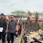 Bupati Kukar, Aulia Rahman Basri meninjau langsung posko bantuan, dapur umum, serta penyaluran bantuan bagi warga terdampak kebakaran, Kamis (8/10/2026) pagi.