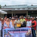 Camat Tenggarong Seberang Sukono bersama jajaran kepala desa menyerahkan bantuan bagi warga terdampak kebakaran di Posko Bantuan Kelurahan Melayu.